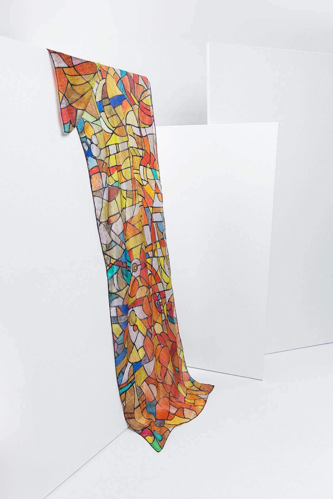 Roter Seidenschal mit Mosaikdruck für Herren, ein Design, inspiriert vom Buntglaslicht der Sagrada Familia in Barcelona