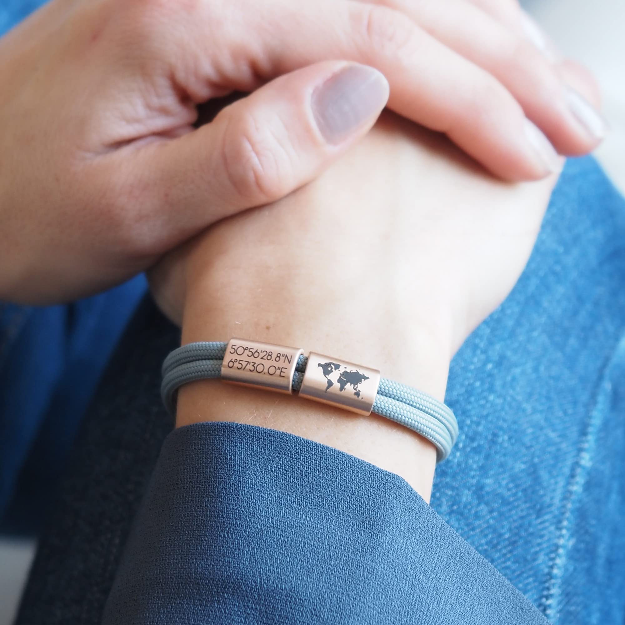 Reisearmband Personalisiert mit Gravur aus Edelstahl und Segeltau | Personalisierbar mit Text & Motiven, Edelstahl & Nylon, verstellbar, Unisex, handgefertigt, Erinnerung, Abenteuer, Weltreise