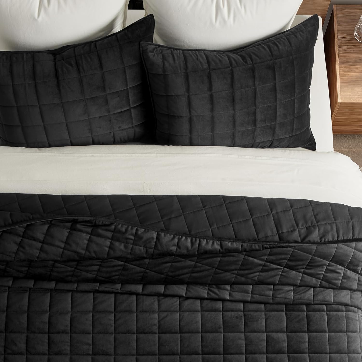 evergrace pearl velvet quilt full queen size bedding sets, luxurious soft velvet comforter set, lightweight box stitching oversized bedspread coverlet for all season, with 2 shams, black full/queen (92" x 96") box stitch black