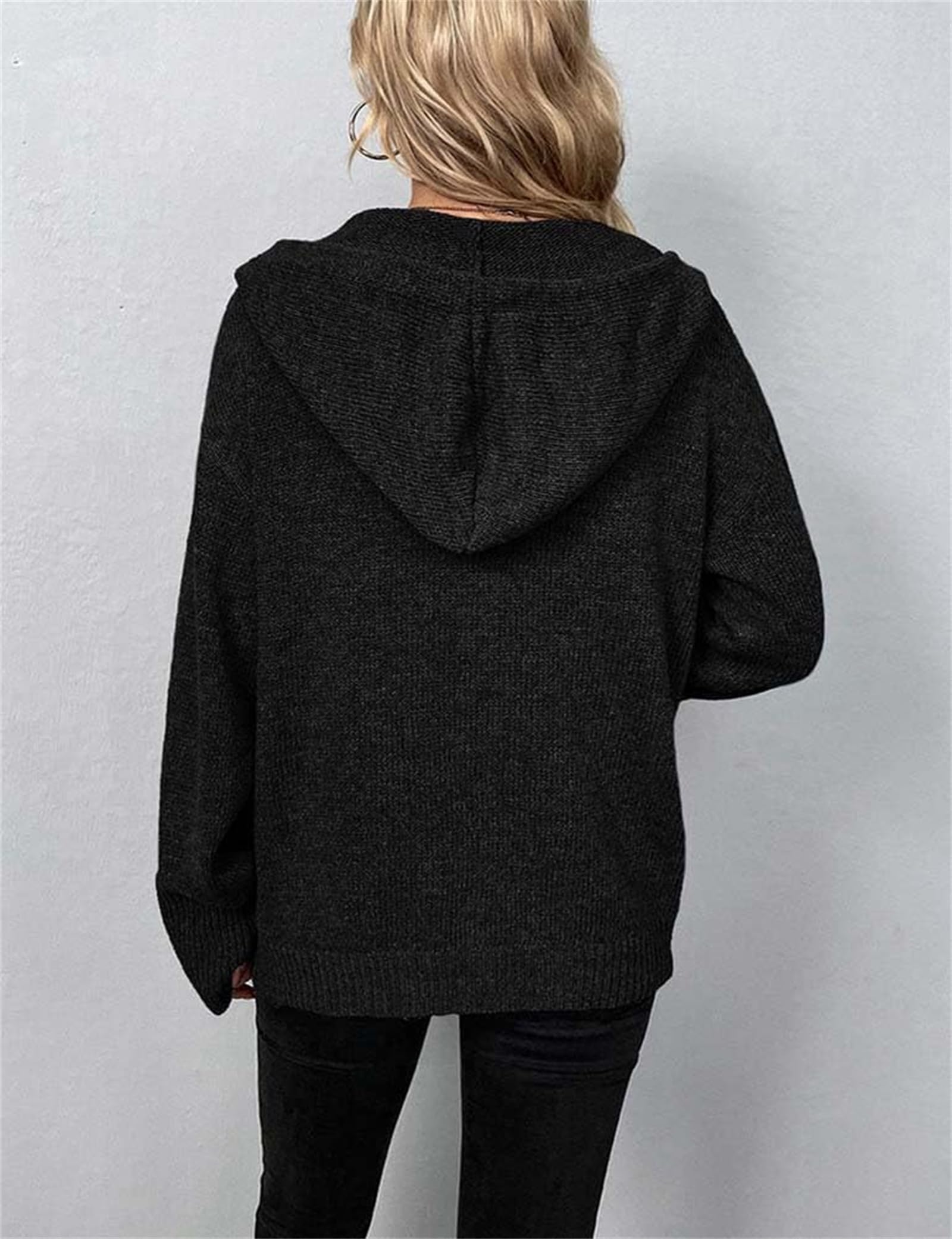 Damski sweter z guzikami, dekolt w serek i kapturem - styl casual | Lekki kardigan z dzianiny z kapturem – modny model jesienno-zimowy, luźny krój i otwarty z przodu