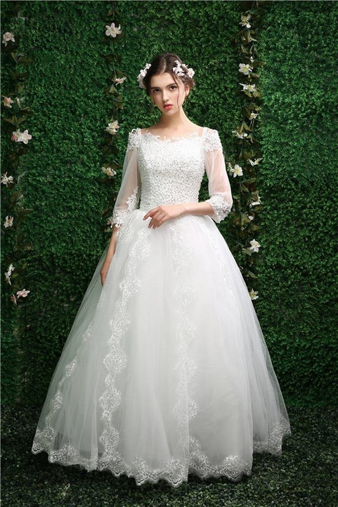 Robe de mariée dentelle d'été blanche idéale pour une cérémonie en plein air au soleil