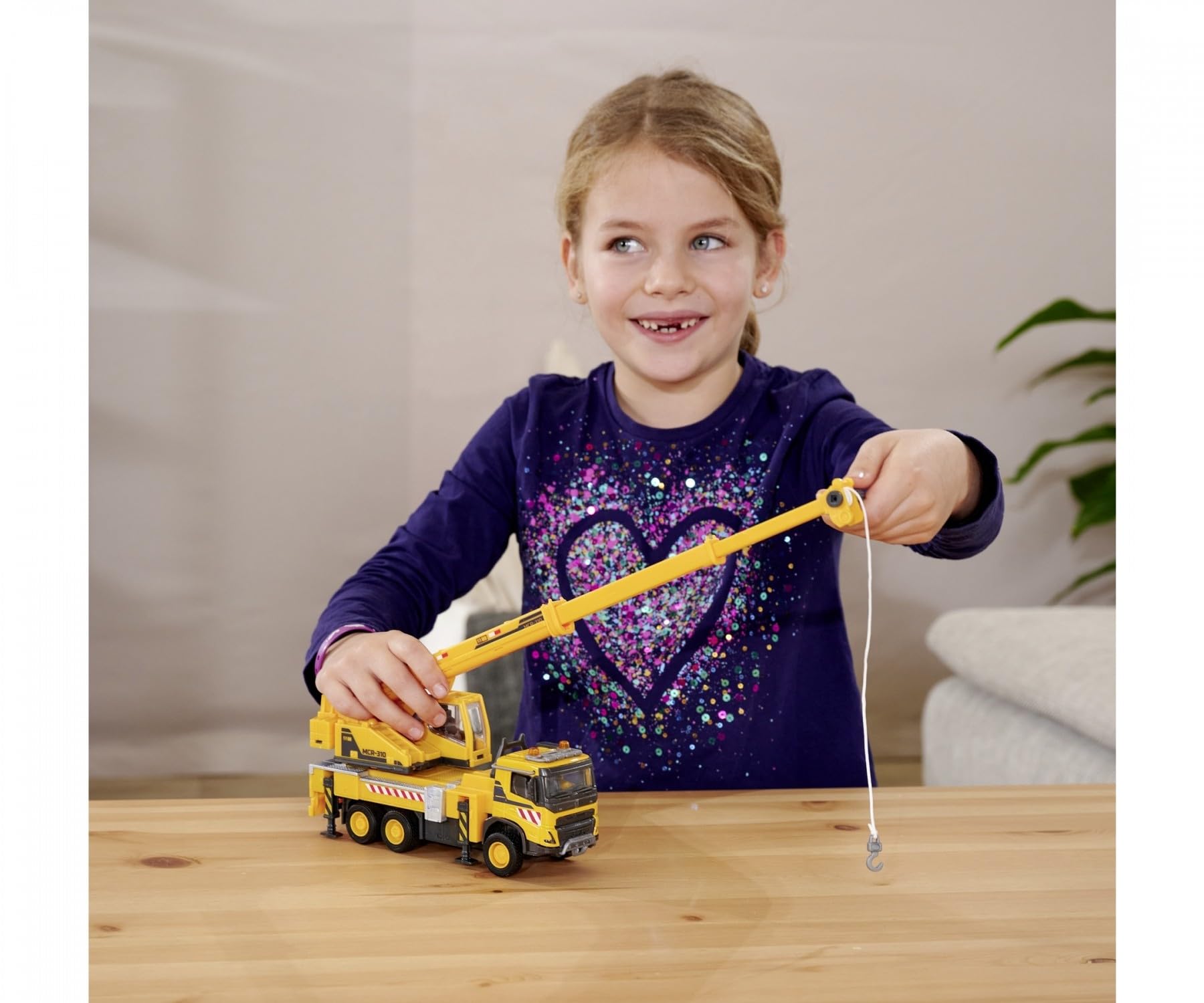 Majorette - Carrozza giocattolo (22 cm) – grande auto Volvo da cantiere con gru estraibile, verricello e ruote in gomma, luce e suono (batterie incluse), per bambini dai 3 anni in su, giallo