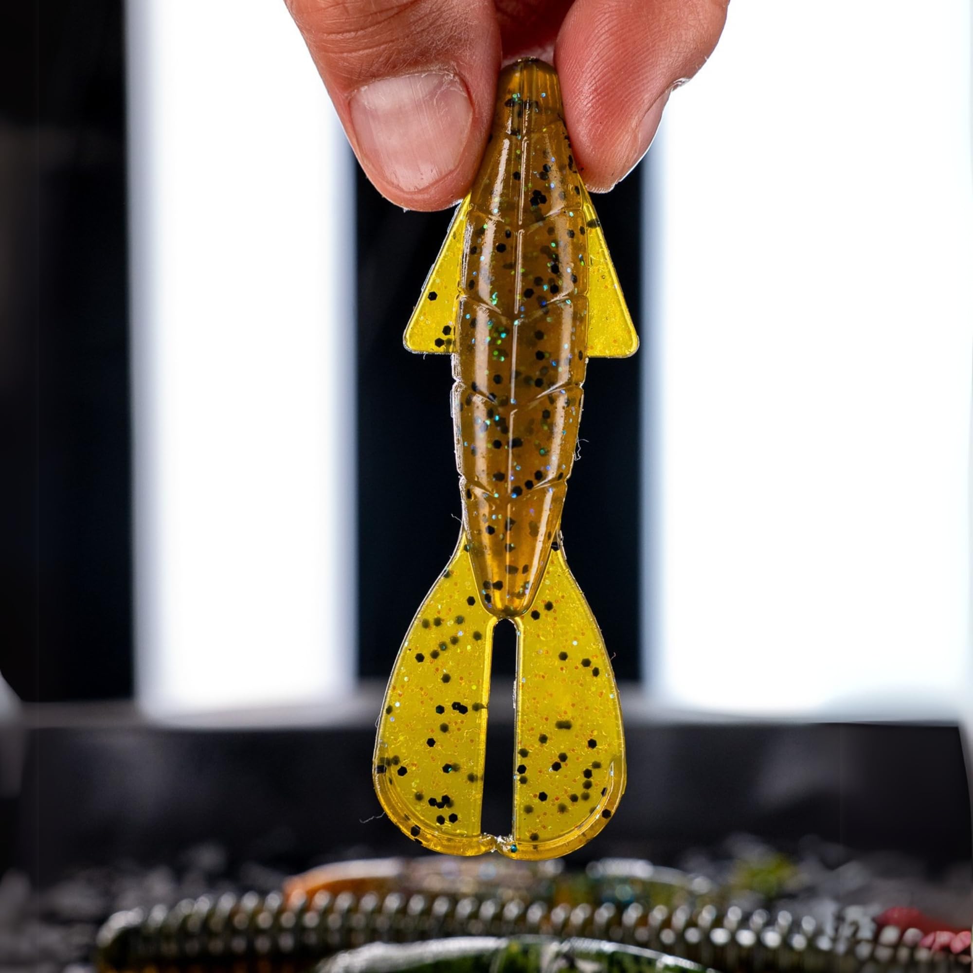 Lake Fork Lure Co. - Paquete de señuelos de lubina, cebos de plástico suave mixtos para pesca, 44 señuelos, colores surtidos, incluye Pro Craw, Anillo-freír, Hyper Stick, Live Magic Shad V-Tail