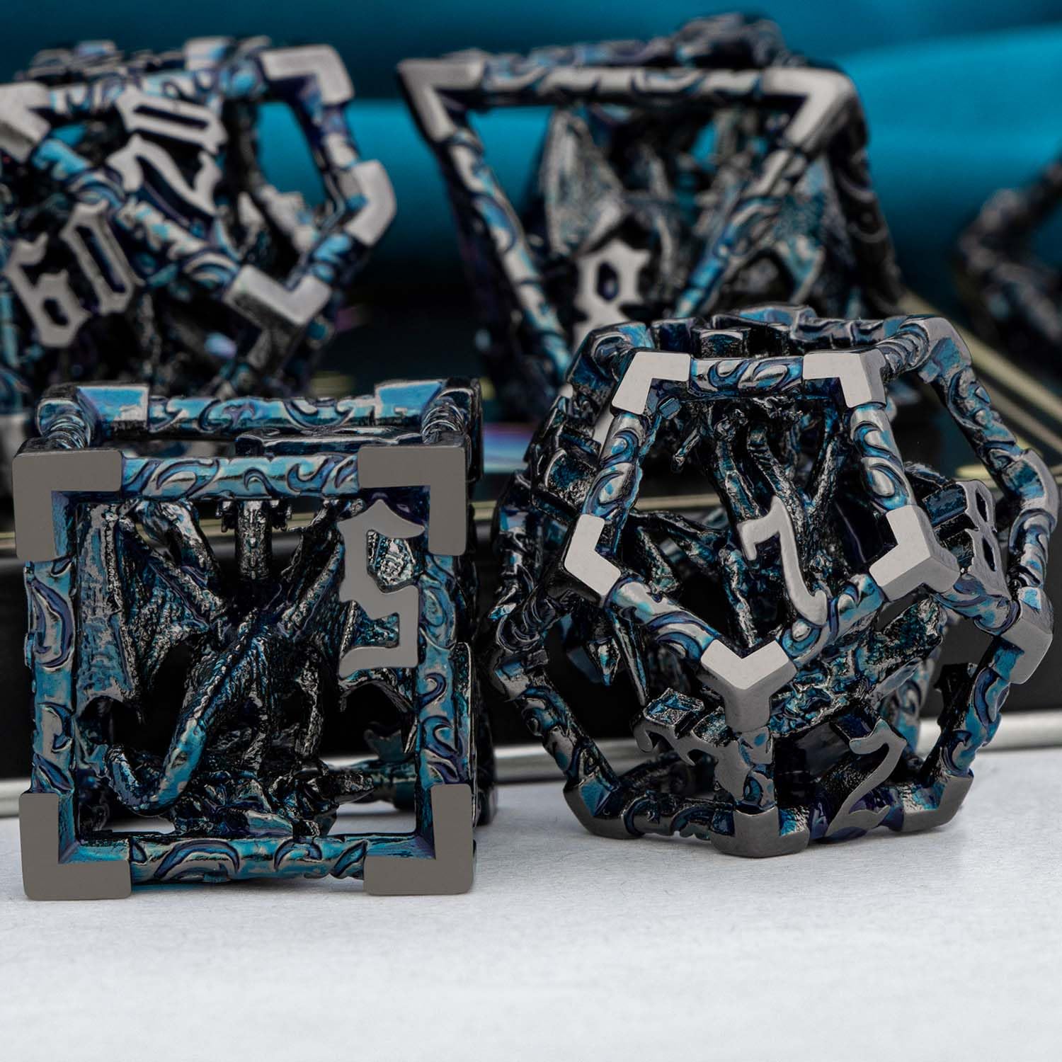 ARUOHHA Set di dadi vuoti per DND nero e blu, con 5 teste, draghi D e D, con confezione regalo, giochi di ruolo per giochi di ruolo, 7 pezzi, set di dadi poliedrici in metallo D20 D12 D10 D8 D6 D4