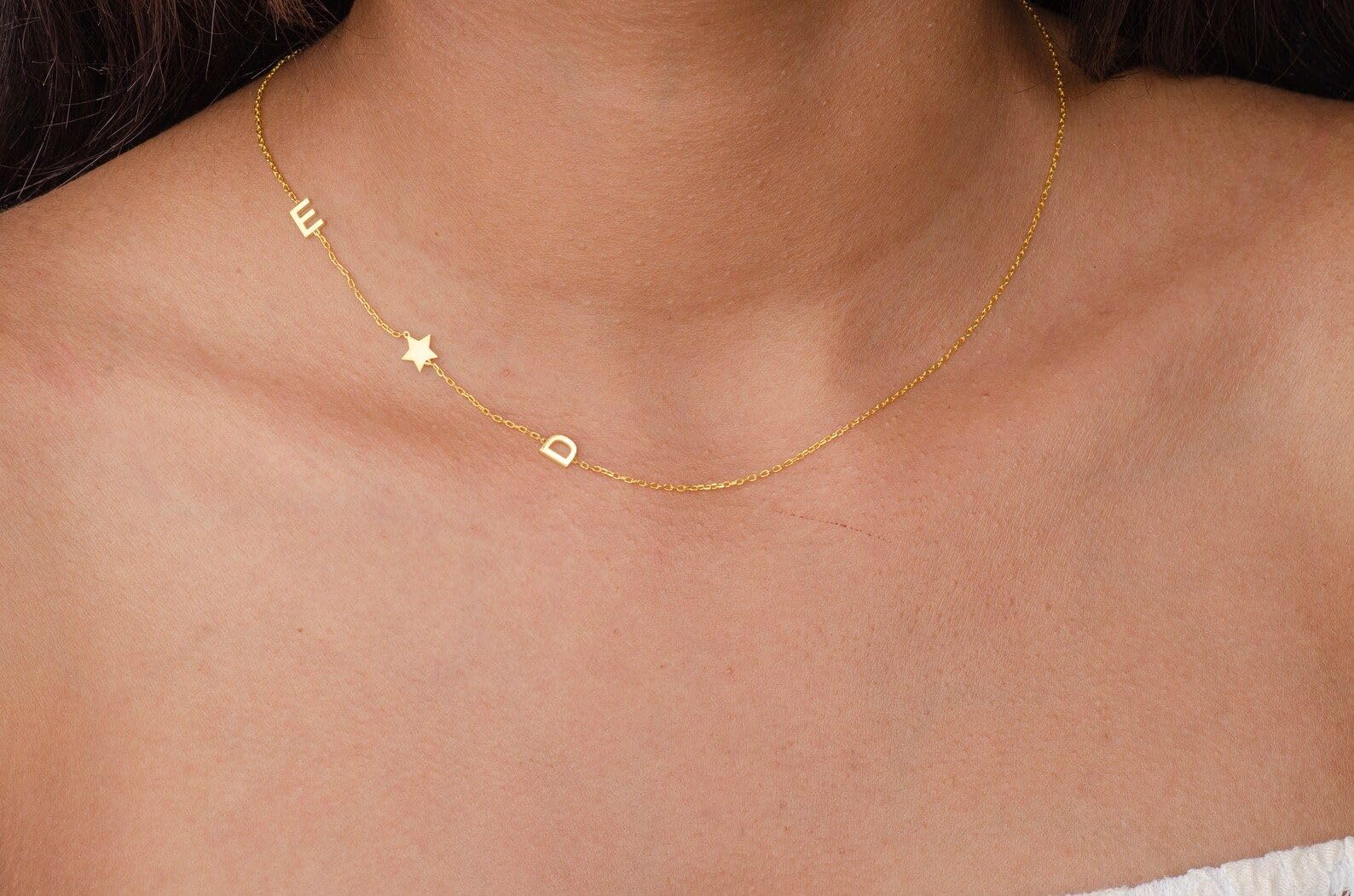 Laterale İnitial collana, personalizzato oro voto lettera Festa della Mamma