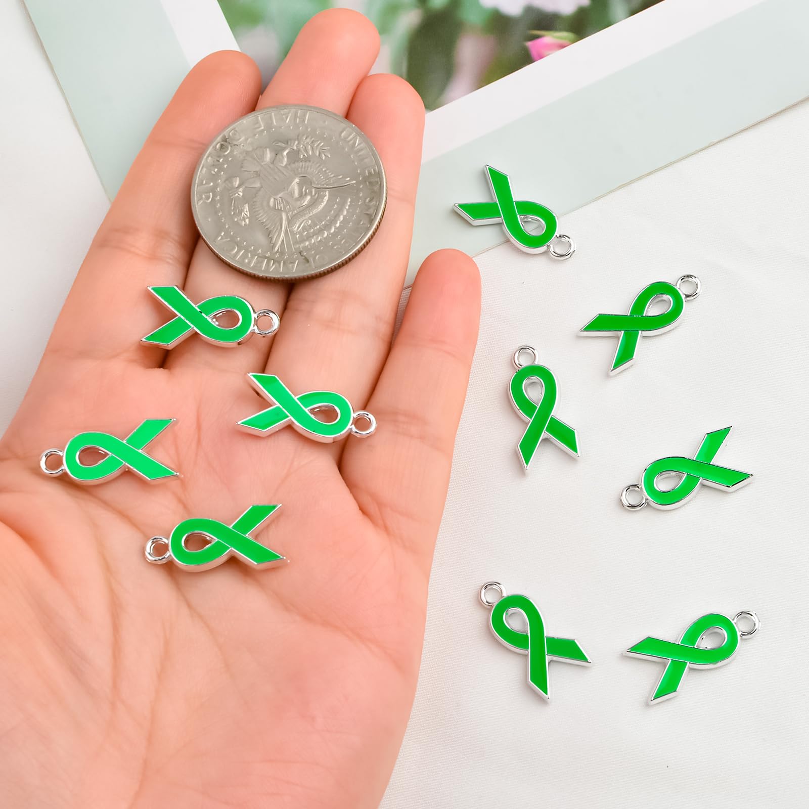 WANDIC 80 stuks groene lint hangers, plastic zilveren omrande geestelijke gezondheid bewustzijn charmes milieu bescherming lever kanker accessoire voor sieraden maken WANDIC 80 stuks groene lint hangers, plastic zilveren omrande geestelijke gezondheid bewustzijn charmes milieu bescherming lever kanker accessoire voor sieraden maken