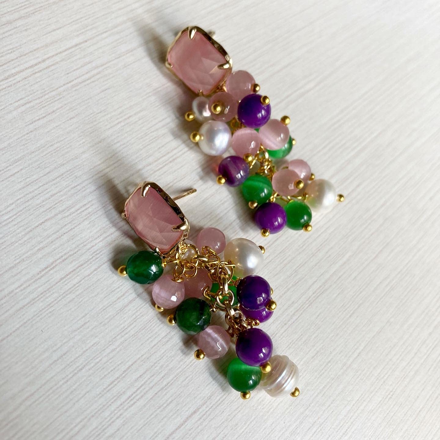 Parure in rosa, verde e viola