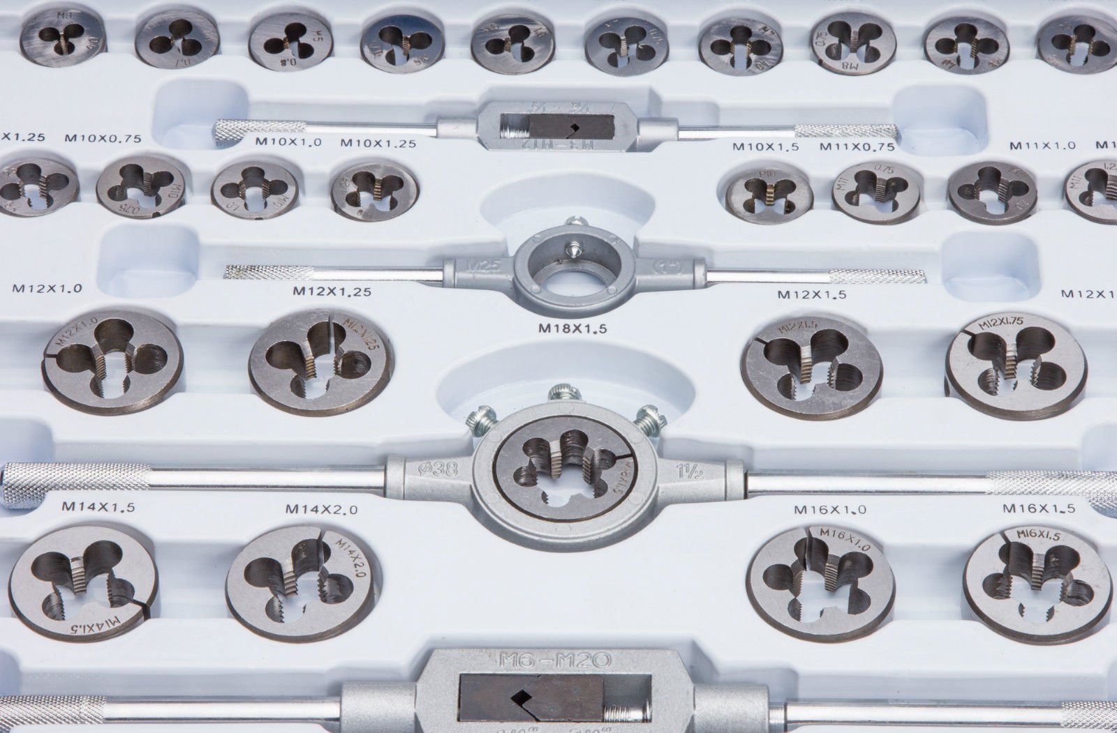 Gewindeschneider Set 110-tlg (GWIN110) - 35 x Gewindebohrer (M2-M18) + Schneideisen - 2 x Halter - Metallkoffer - 1 stück