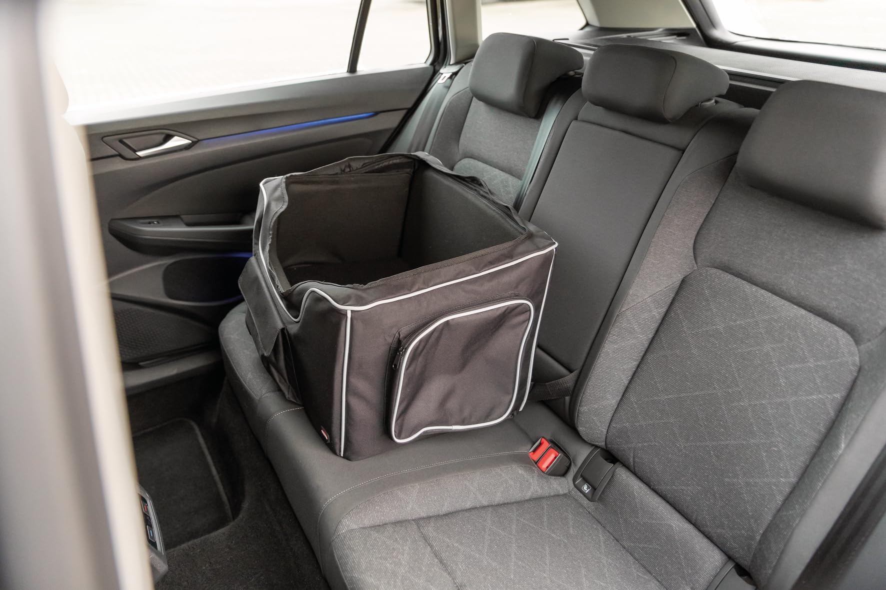 TRIXIE Silla de Coche para Perros – Plegable – Teddy Plush – hasta 10 kg | Asiento acolchado con agarre seguro en el coche, plegable con bolsillos exteriores, cómodo para el perro
