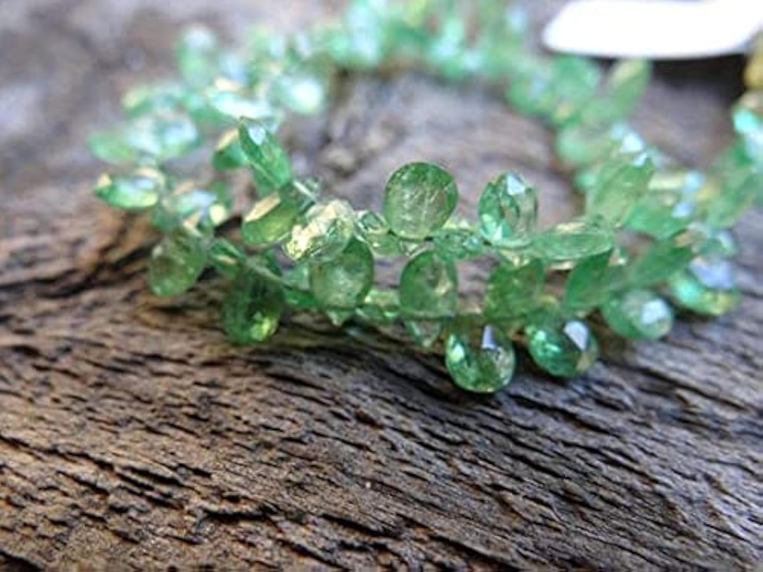 Réparez et transformez vos bijoux anciens avec la tsavorite verte facettée