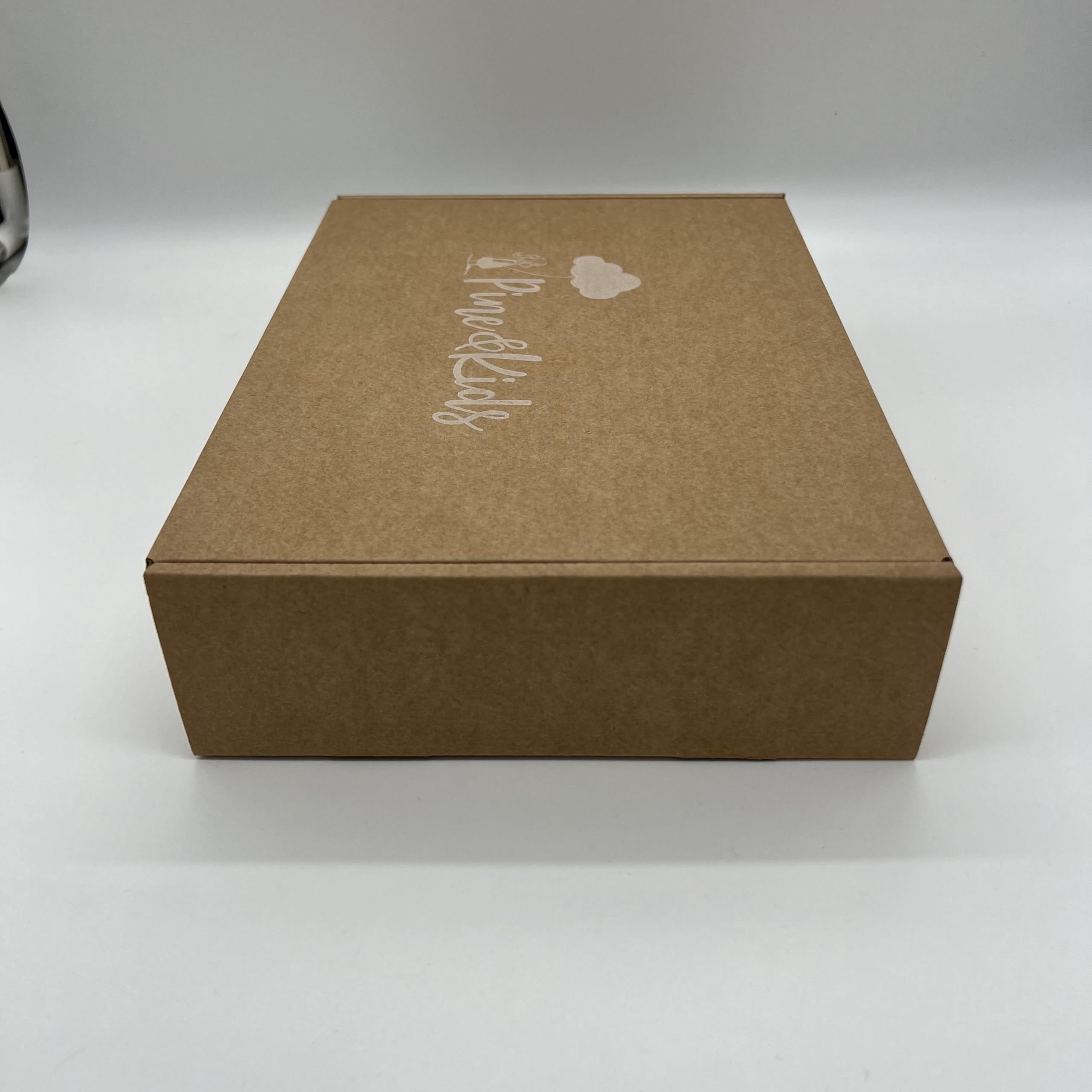 [ PINE & KIDS ] Lámpara nube infantil personalizada con fondo de estrellas. Lámpara quitamiedos con nombre en madera para niños y bebés. Incluye adaptador de corriente.