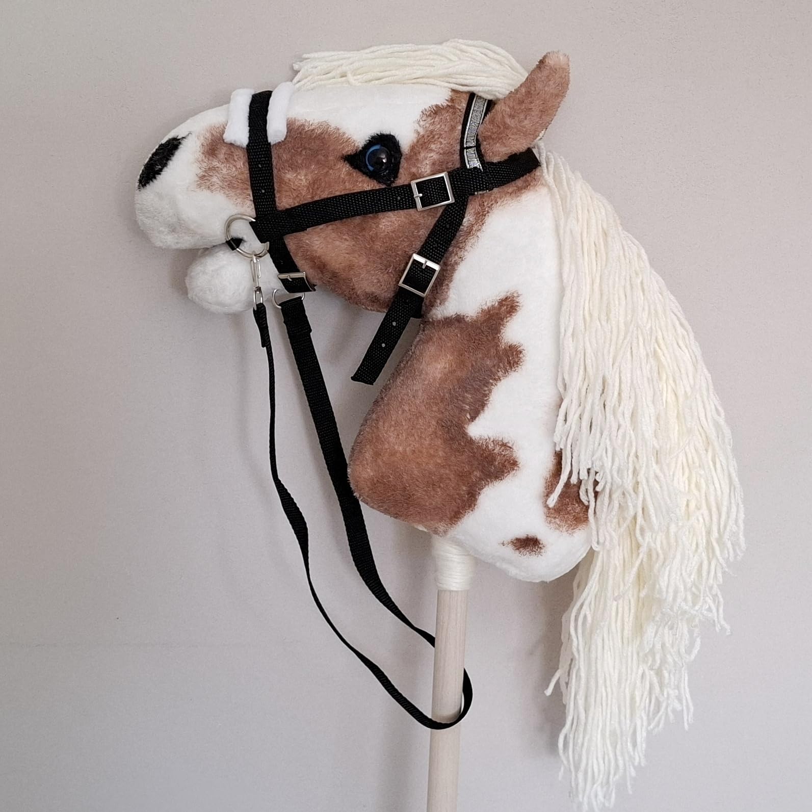 Generisch Hobby Horse Pferd Pinto | Paint Steckenpferd Großes A3 | Abnehmbare Trense & Lange Mähne | Stockpferd mit Zubehör