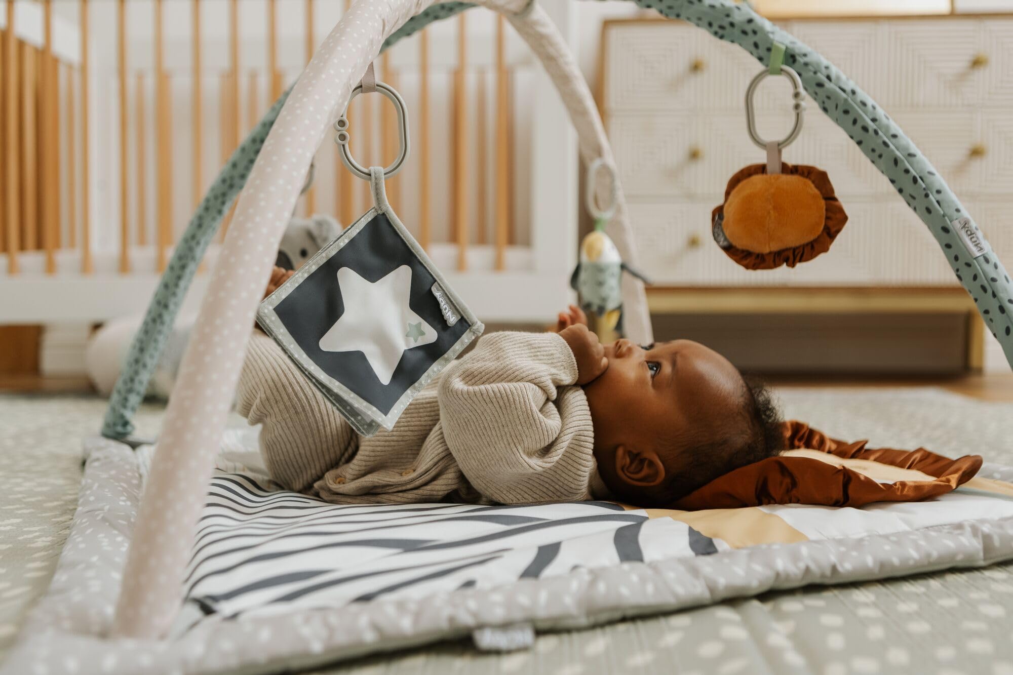 Nuby Animal Adventures Mata do zabawy dla niemowląt – siłownia z zabawkami sensorycznymi i wyściełaną podstawą na brzuch, jeden rozmiar