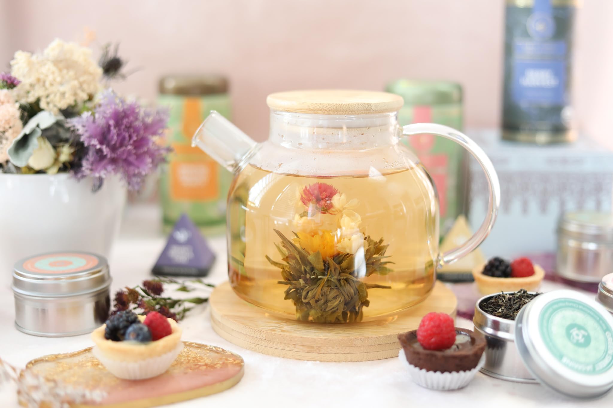 Teabloom Teekanne aus Glas mit Bambusdeckel (1200 ml), Teefilter für lose Teeblätter, 2 Teeblumen, großer Bambus-Untersetzer – Geschenkset mit natürlich blühendem Tee – zeitlose Momente
