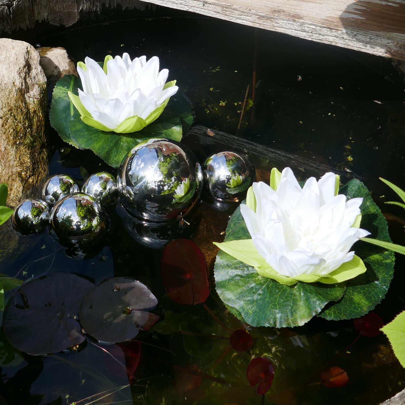Storm's Gartenzaubereien Miniteich Komplettset mit 2 Seerosen Weiss - 6 Schwimmkugeln - Teichkugeln in Silber - Teichdeko - Miniteich - Gartendeko