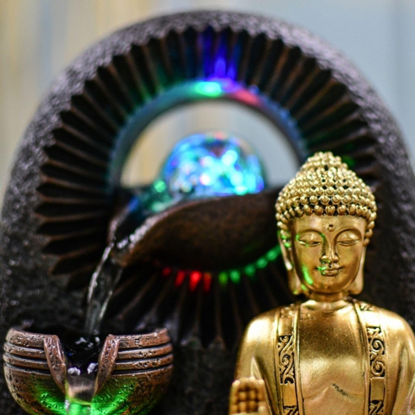 Fontana Buddha Bhava – Fontana interna Buddha rimovibile – Regali – Oggetto decorativo Zen Buddismo – Fontana da tavolo Luce LED – Circuito chiuso – Marrone e Dorato – H 26 cm – Zen'Light