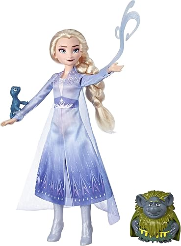 Disney Frozen Elsa Fashion Doll en traje de viaje inspirado en Frozen 2 con figuras de Pabbie y Salamandra