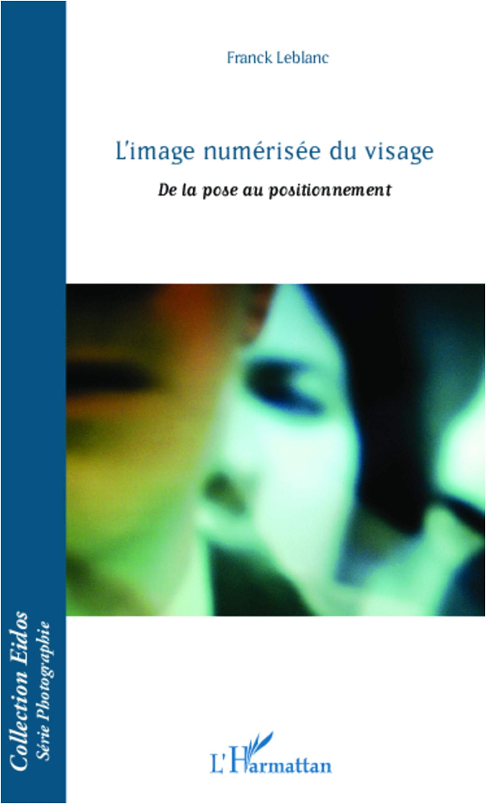 L'image numérisée du visage livre broché sur le positionnement 3D
