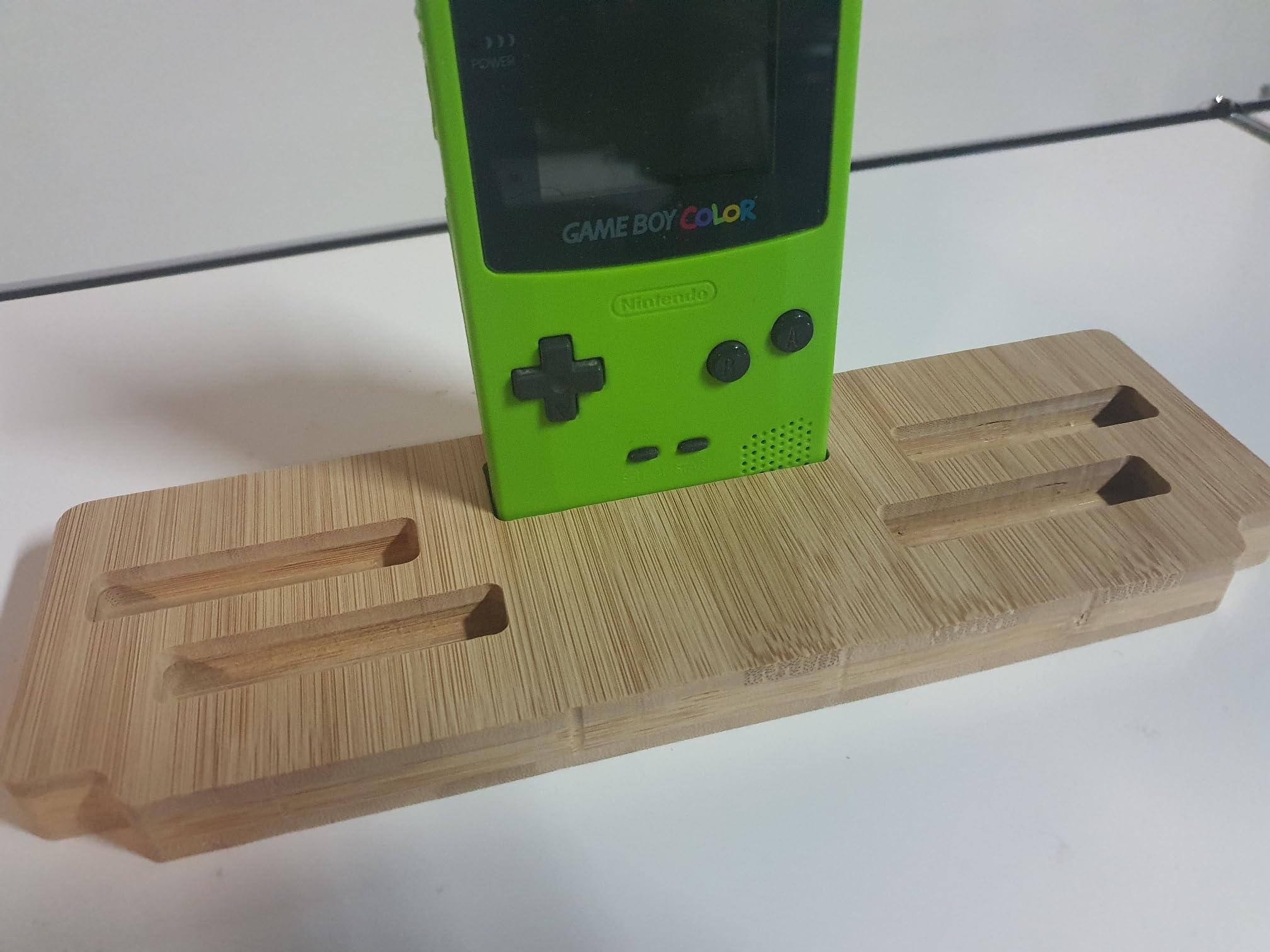 Soporte genérico apto para Nintendo Gameboy Color y 4 juegos en funda protectora.