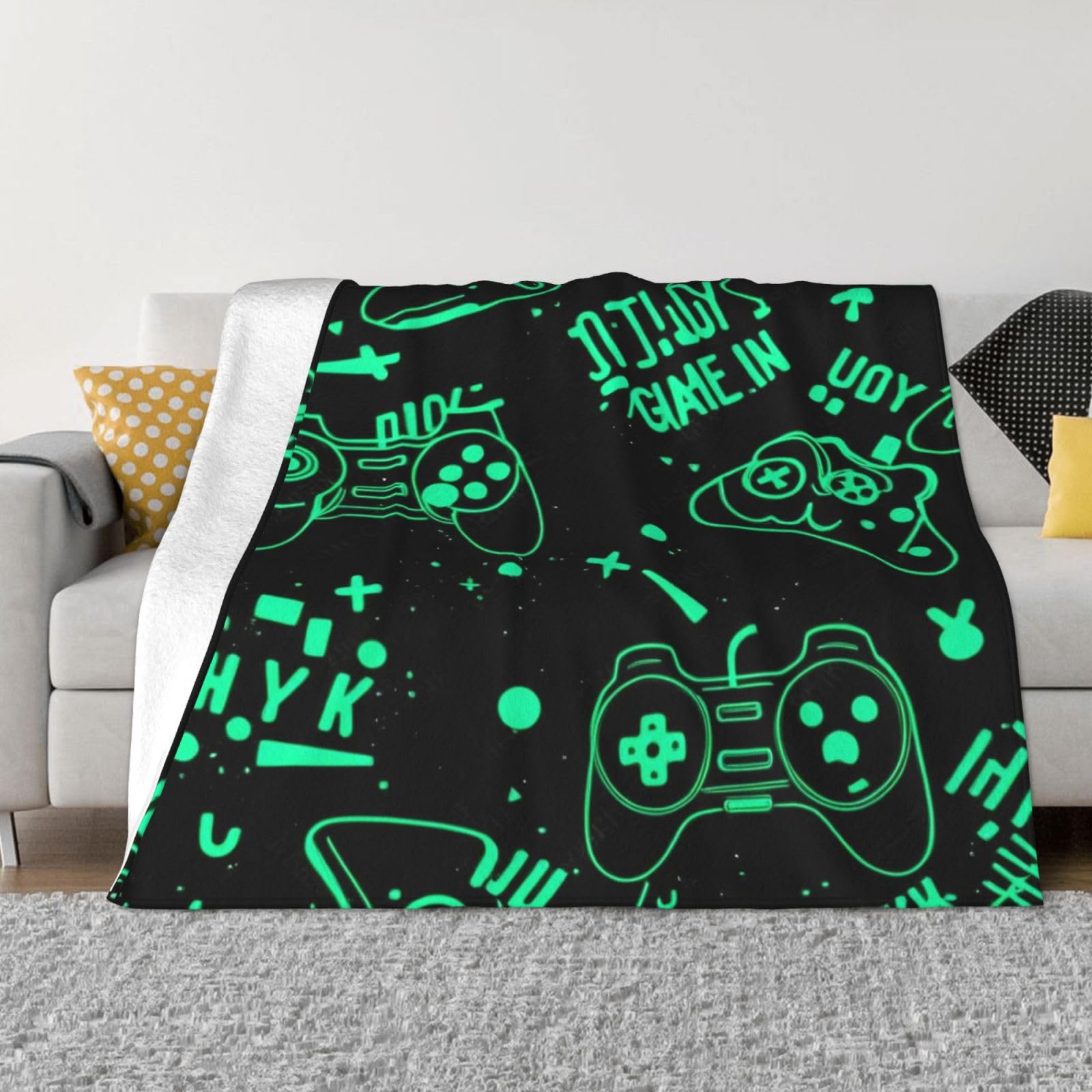 Couverture polaire manette de jeu verte contre le froid sur le lit ou canapé