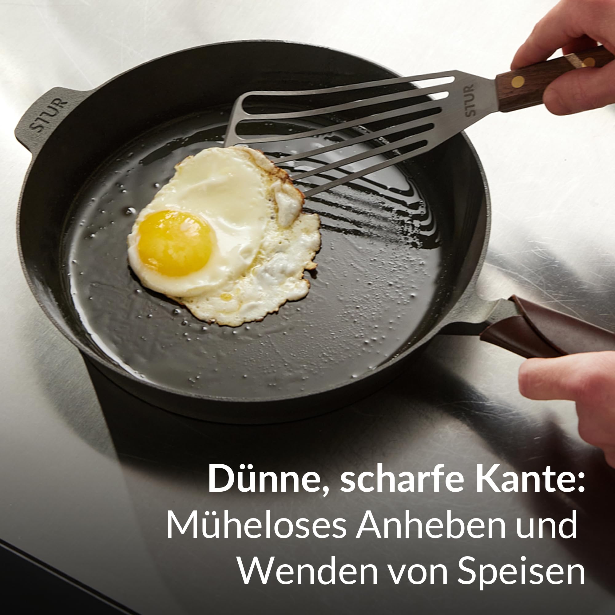 STUR Pfannenwender für Rechtshänder aus flexiblem & rostfreiem Edelstahl - Schlitzwender mit Nussbaumgriff optimiert für STUR Gusseisenpfannen - Dünner Bratenwender für sämtliche Speisen & Küche