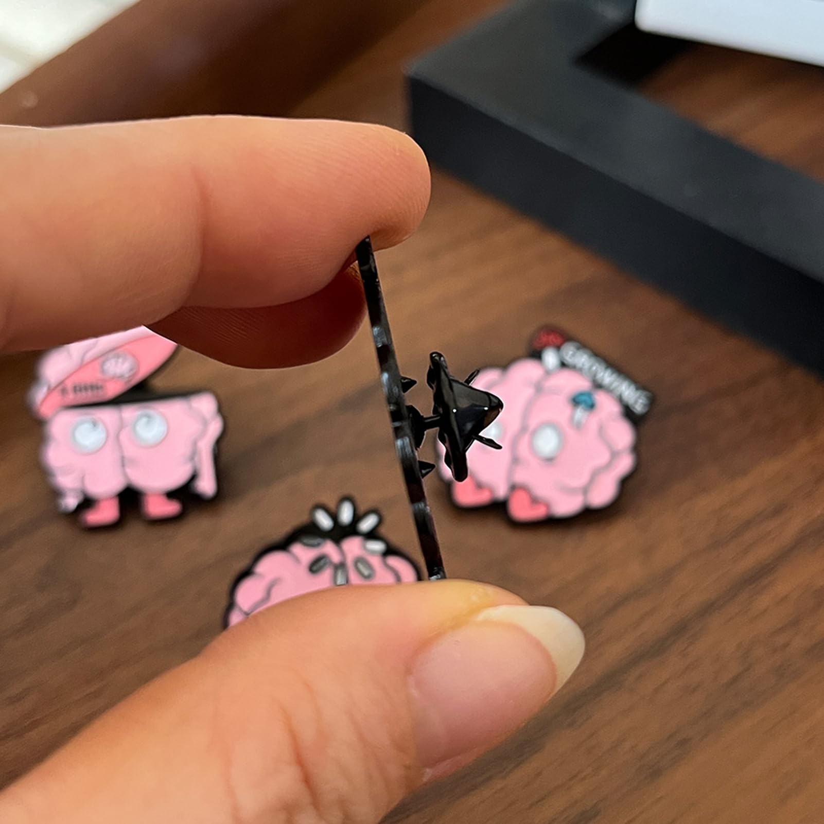 4PCS Fun Brain-Shaped Metal Pins - Neuroscience Enthusiast Gift, Clothing & Bag Accessories with Cute Expressions (Loading, Bye, Growing, A Little)
