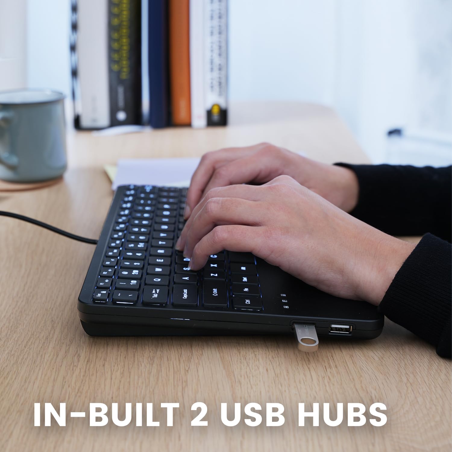 Perixx PERIBOARD-425 Amerikanische kabelgebundene Mini-Tastatur mit Touchpad, Scherentasten Typ X, Hintergrundbeleuchtung, 2 USB-Hubs, kompakt, 29 x 18 x 2,8 cm, US-Englisch