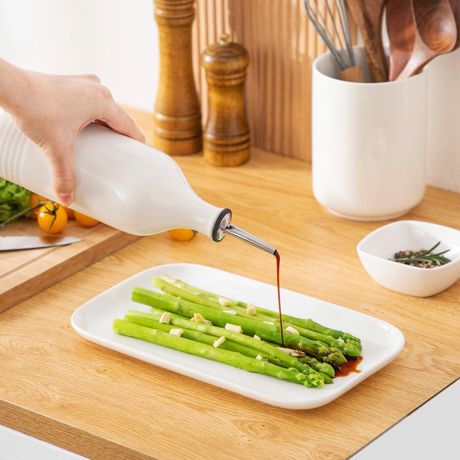 vancasso Dispenser per olio d'oliva, in ceramica, da 590 ml, con beccuccio e imbuto, per cucina, adatto per olio, aceto, sciroppi di caffè e altri liquidi, bianco