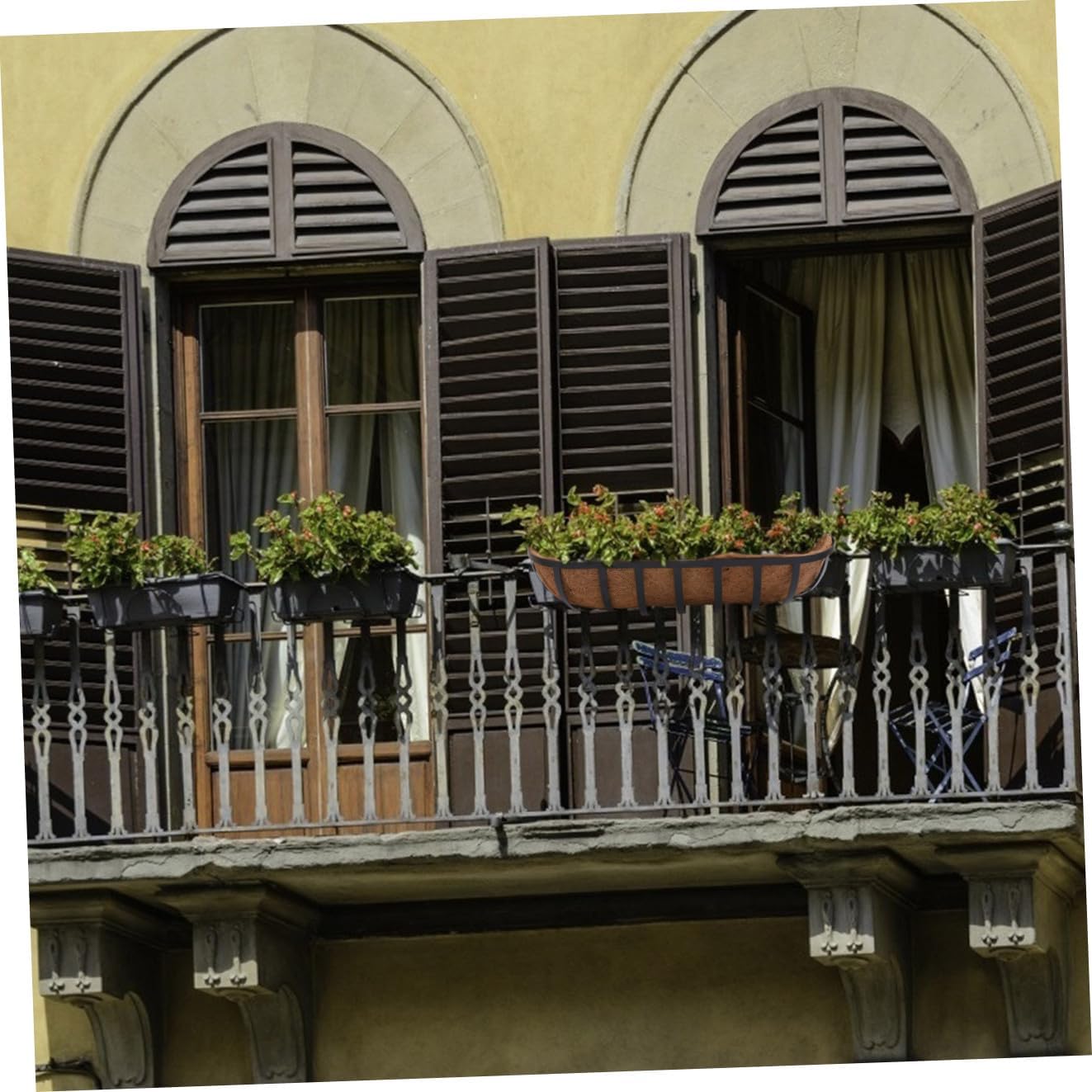 HOMSFOU 24-inch Half-Round Coconut Coir Wall-Mounted Flower Basket with Iron Frame, Metal Hanging Flower Pot for Balcony and Outdoor Garden Planter