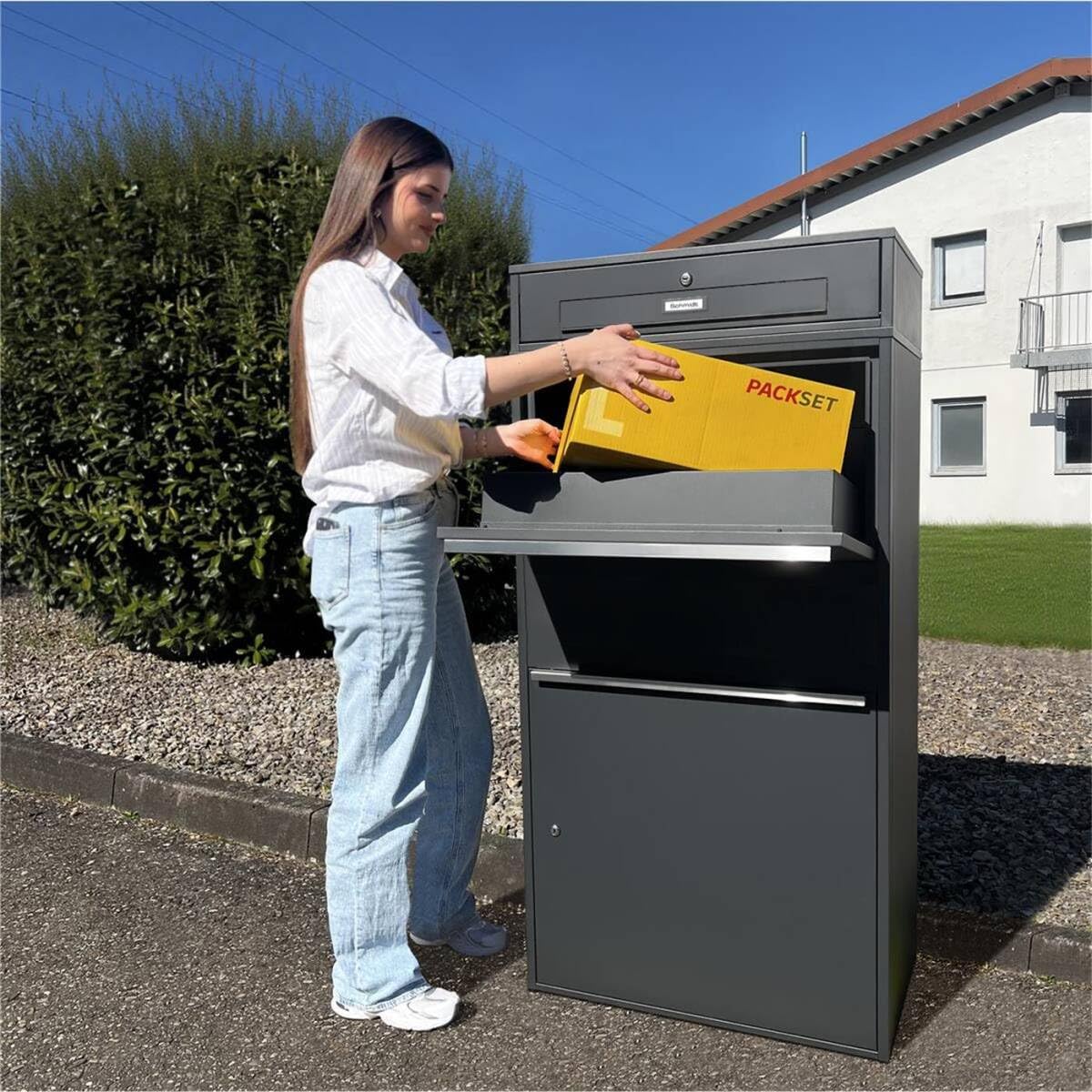 Metzler Paketbox draussen groß XXL mit Briefkasten, Paketbriefkasten in Anthrazit mit austauschbarem Namensschild, Briefkasten mit Paketfach stehend in RAL 7016, Postkasten freistehend | Bispo MAX RE