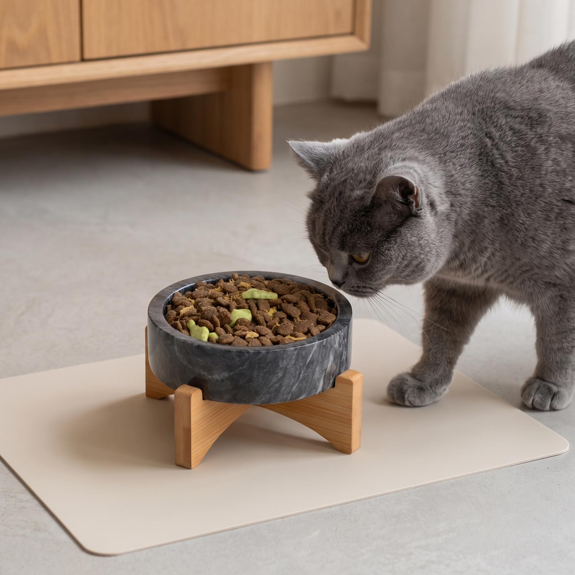 Cuenco elevado de mármol negro para gatos con soporte de bambú, comedero