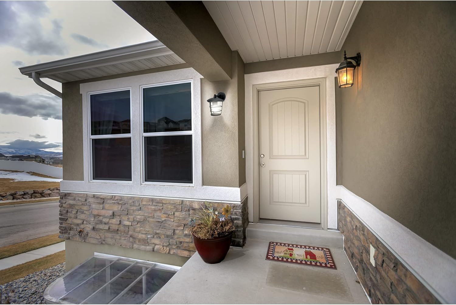 Buttresses supported lantern, modern design, lamp not included