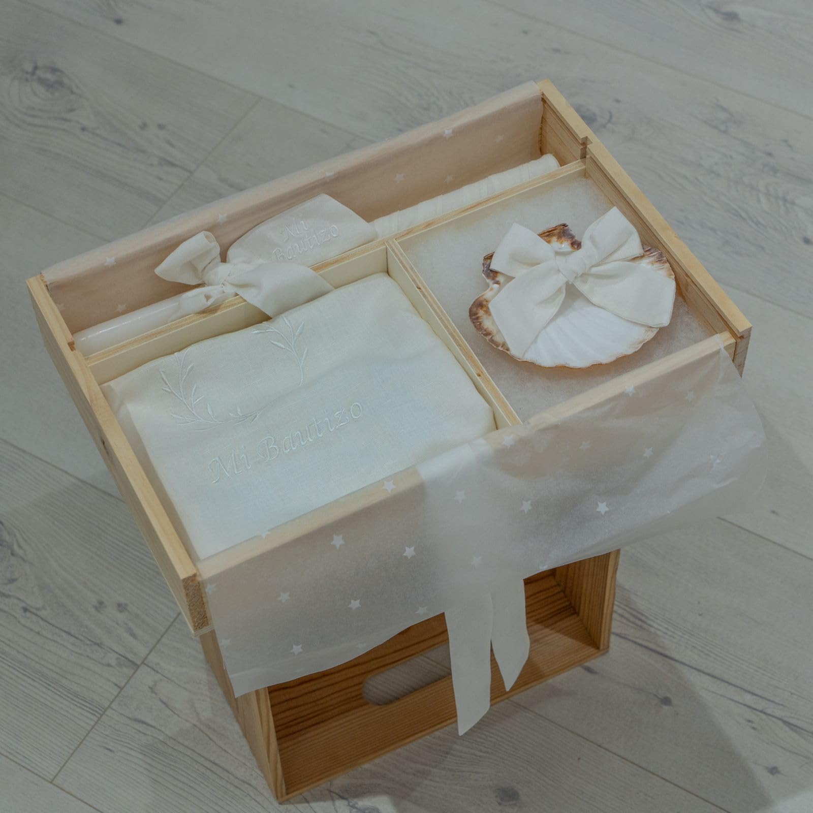 Kit de lujo Personalizado para Bautizo - Conjunto de Vela, Pañuelo y Concha bordado – Caja de madera grabada con el nombre y fecha del Bautismo - Modelo Bambula (Blanco)