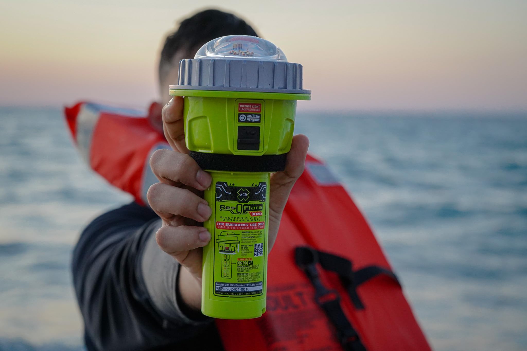 ACR ResQflare PRO Hochleistungs-LED, elektronischer Notruf, USCG-zertifiziert, IR-Infrarot-Technologie, Nachtsuch- und Rettungsfunktion, wasserdichte Bootsfackeln