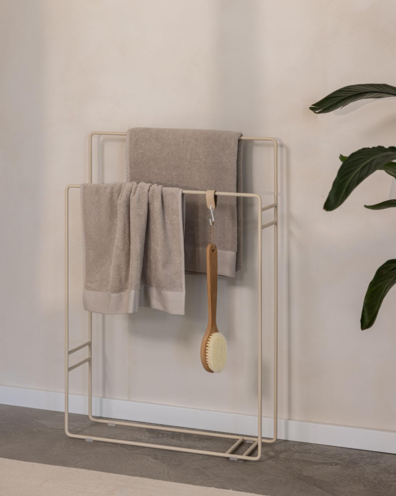 M Metallbude DELAYA Handtuchständer aus hochwertigem pulverbeschichtetem Metall Minimalistisches Design für das Badezimmer Freistehend und platzsparend Beige