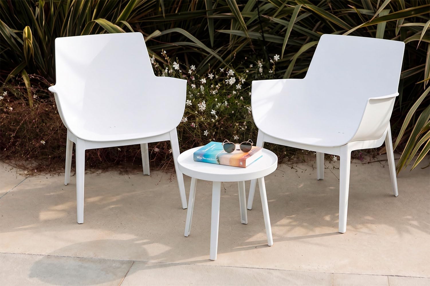 Lot de 2 fauteuils avec table basse d'extérieur en polypropylène renforcé de fibre de verre, fauteuils de piscine, fauteuils de balcon ergonomiques - Betty (ensemble avec table blanche)