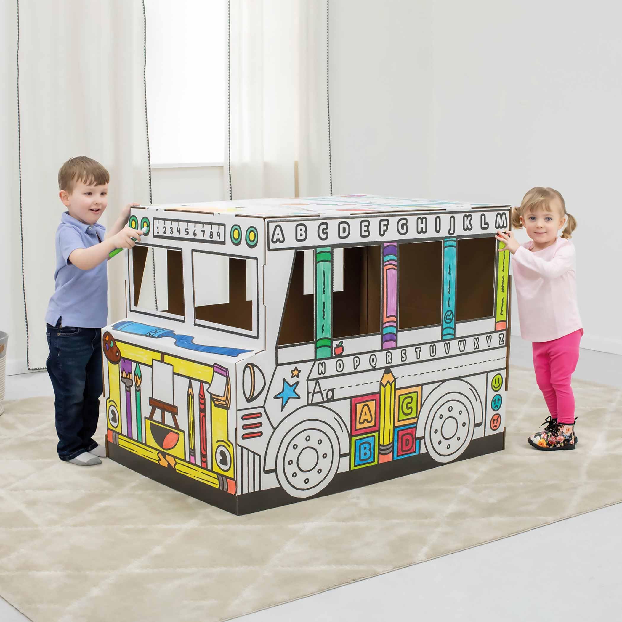 BANKERS BOX Colour-In School Bus Cardboard Playhouse für Kinder (114,3 x 78,74 x 83,82cm) - Craft Activity mit Türen & Sonnendach - Einfache Montage - FSC Zertifiziert, 100% recycelbar - Alter 3+