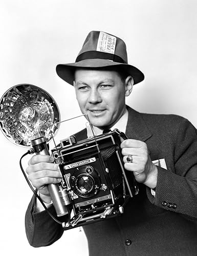 Miniatura 1 de 1930s-1940s-1950s Press Fotógrafo Hombre sosteniendo velocidad cámara gráfica con flash bombilla iluminación impresión por Vintage