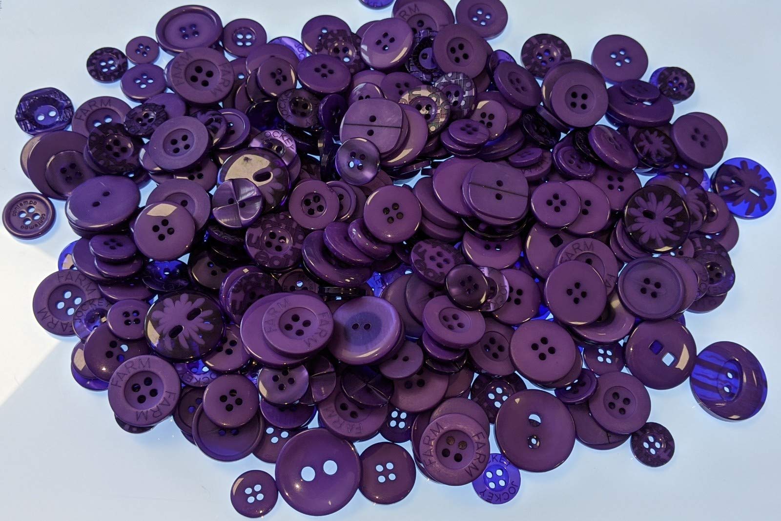 celloexpress Purple Buttons - Mixed Sizes and Colours of Various Purple Buttons for Sewing and Crafting - Pack of 100g