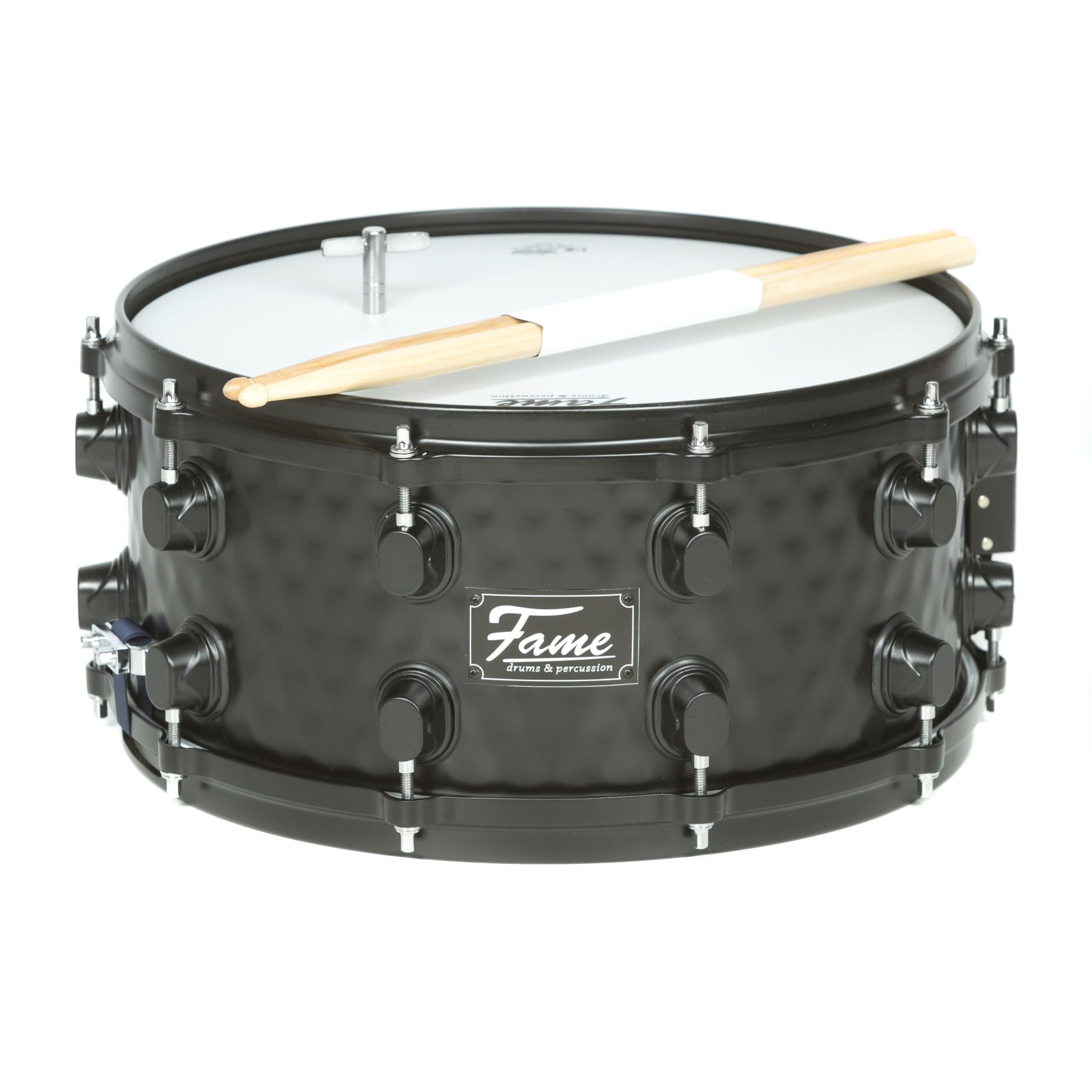 Fame FSB-65-B, Hammered Black Brass Snare Drum, 14"x6.5", Professionelle Qualität, Gehämmerter Messing Kessel, 10 Stimmschrauben, Inklusive Drum Sticks, Exzellente Verarbeitung, Remo Felle"