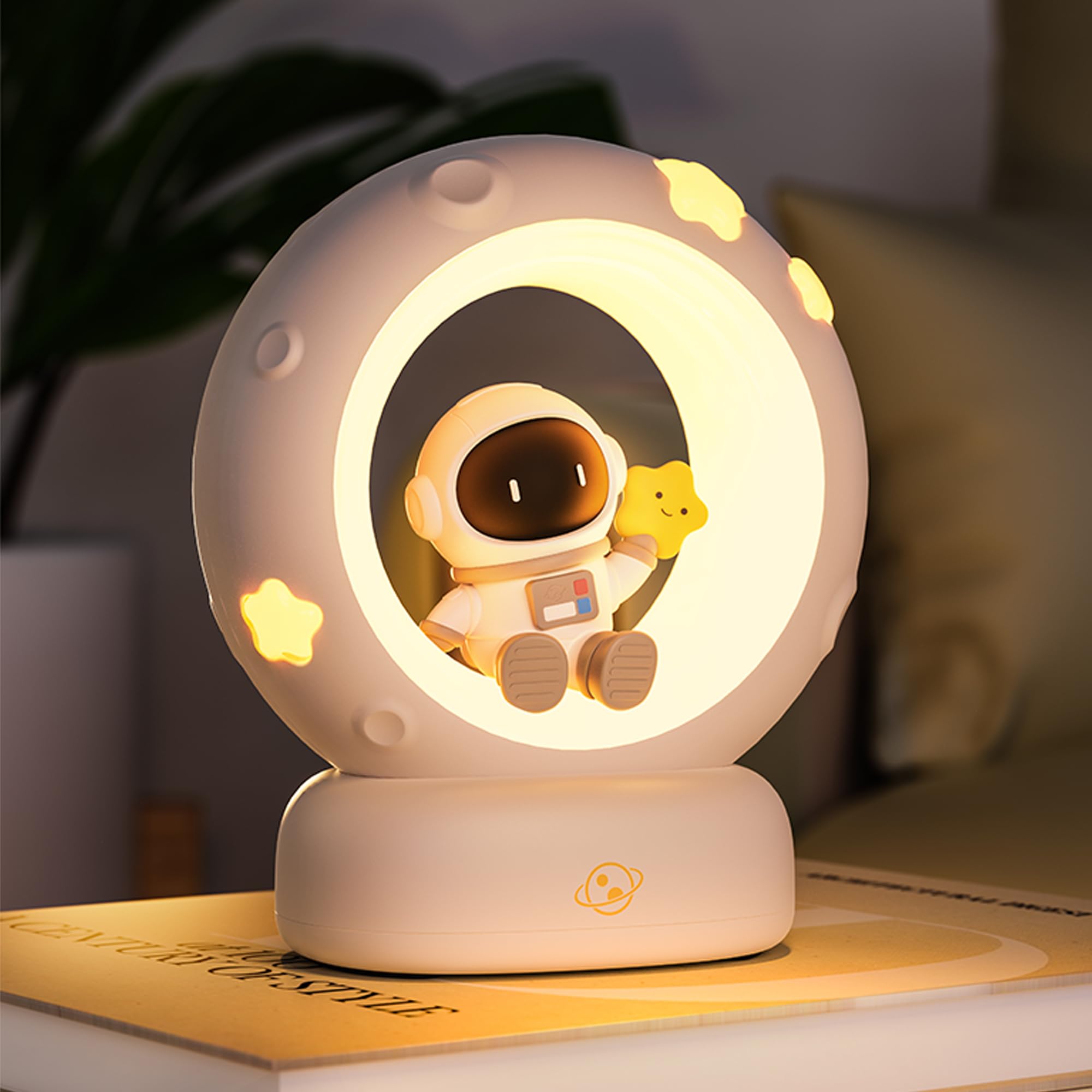Wetry Kids Night Light Astronaut, Baby Boy Gifts, Toddlers Bedroom Rechargeable Children's Bedside Lamp, Multicolour
