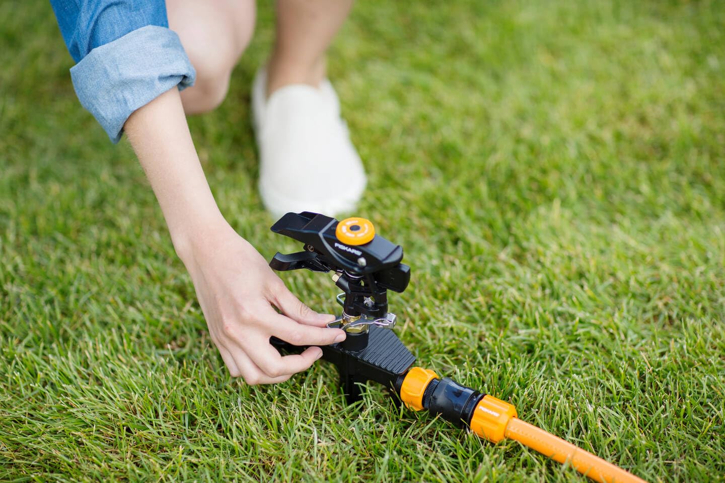 Fiskars Irrigatore a Impulso XL di Metallo con Ruote, Con Distanza | Getto e Rotazione Regolabili, Misura Universale, Portata Ø 26 m, 938 g, Nero/Arancione, 1023656