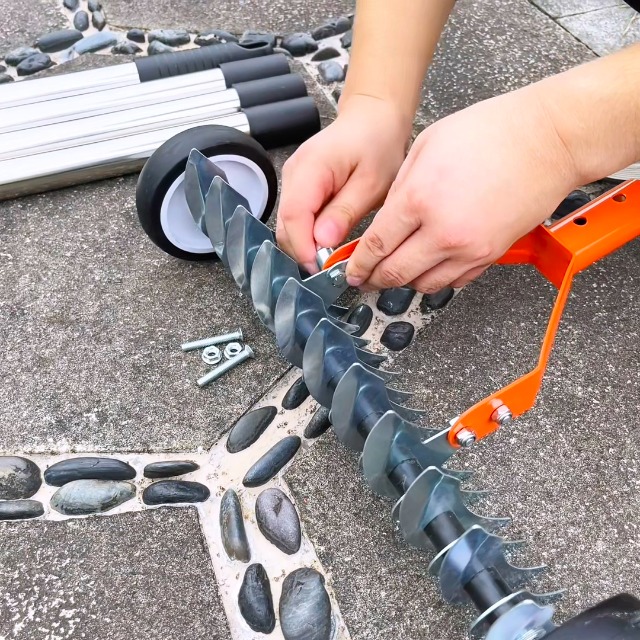 Rastrillo de deshierbe con ruedas para césped miniatura 7