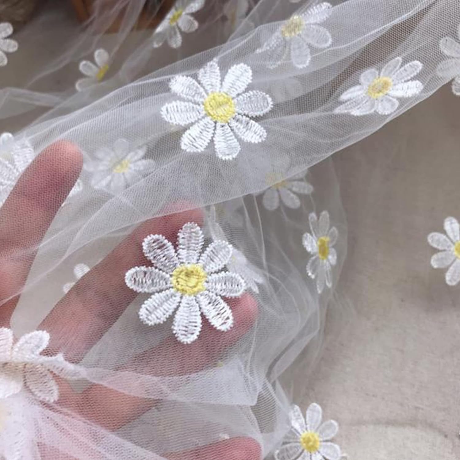 Tissu de tulle brodé fleurs marguerite en polyester