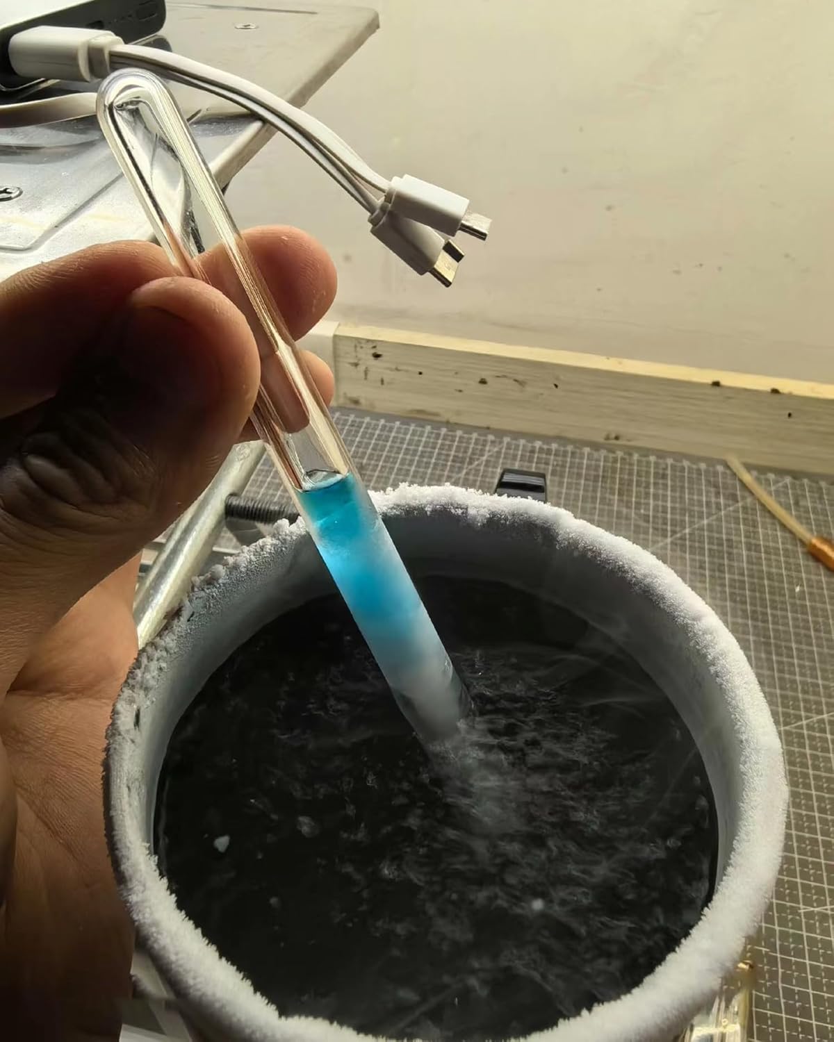 Liquid Xenon Xe Supercritical fluids, Anti-Gravity Effects, Sealed in Silicon Boron Glass Tube, for Experimental Teaching, Scientific, DIY, Gifts, Experiment Equipment, Desk Toy (Pale Blue)