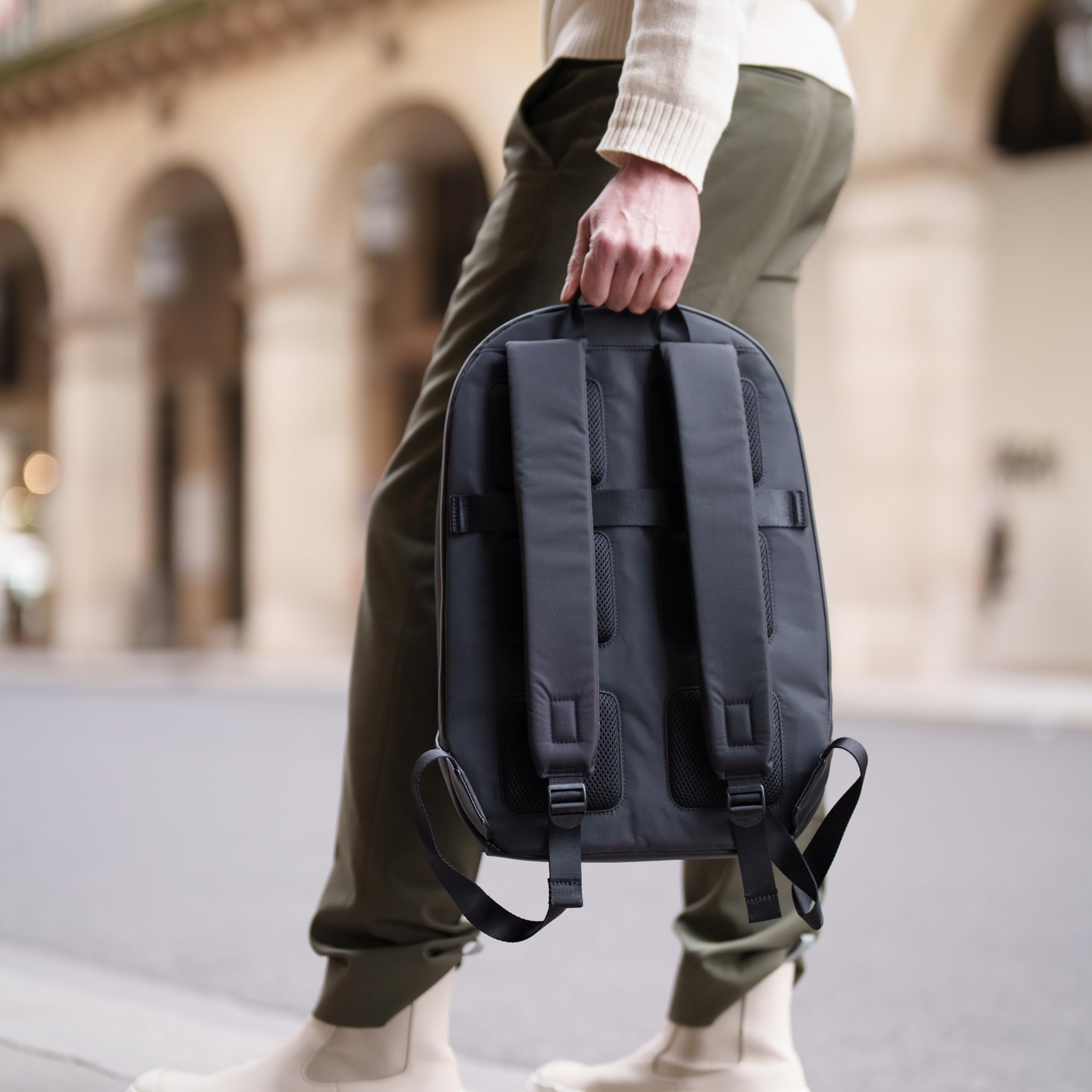 Moleskine Zaino Collezione Metro, Zaino per PC compatibile con Tablet, Laptop iPad fino a 15" con Comparto Dedicato, Unisex, Dimensioni 31 x 47 x 13 cm, Colore Nero