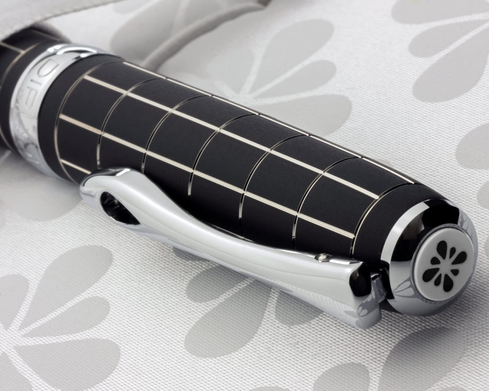 Diplomat Excellence A+ Rombo guilloché lapis nero, Penna stilografica con portamatite in vera pelle con inchiostro da scrittura e convertitore, pennino in acciaio inox M, Set di penne stilografiche