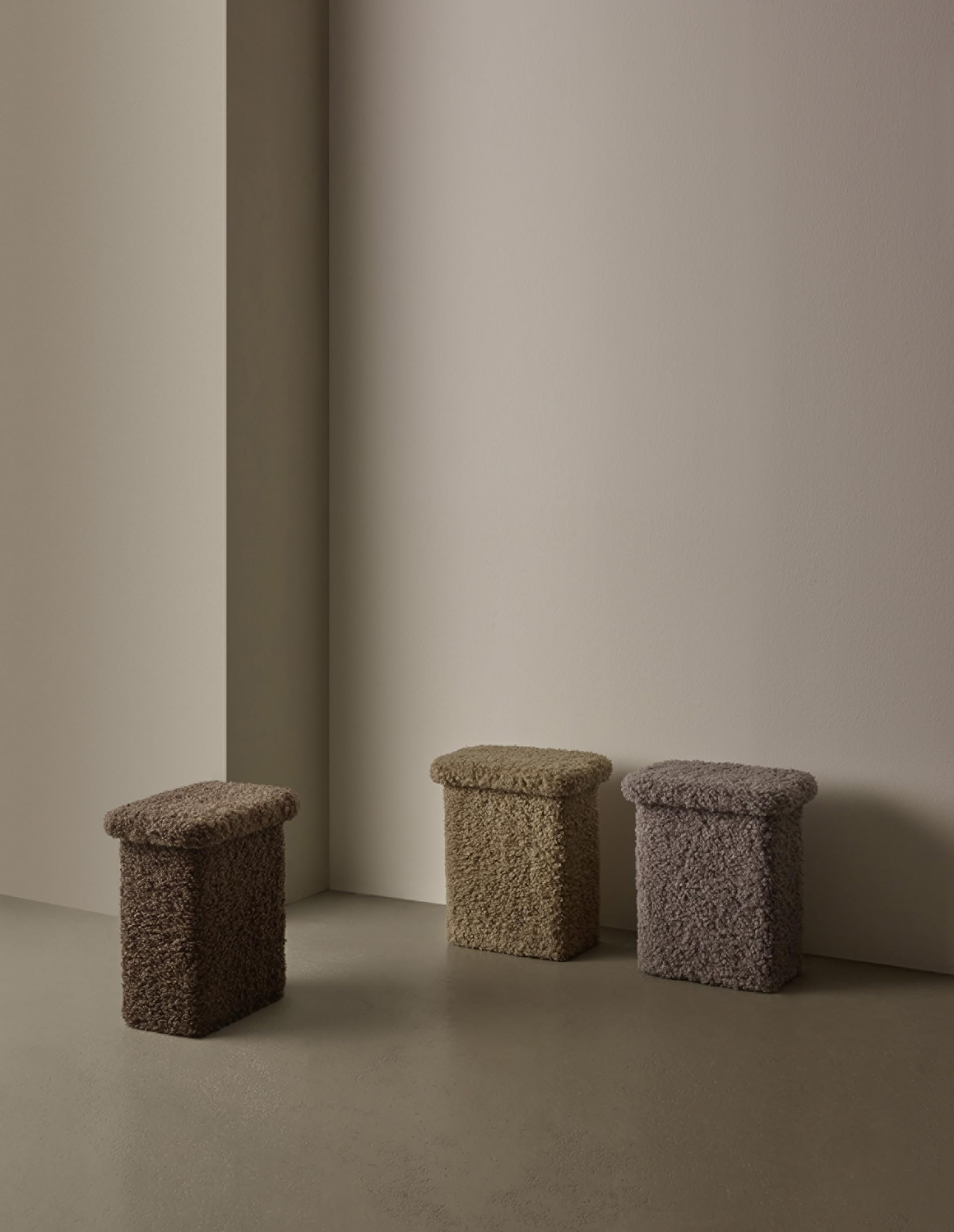 blomus T-Hocker -Teddy- | Polsterhocker & Sitzhocker | 45 x 38 x 28 cm | Farbe Moonbeam | Wohnaccessoire