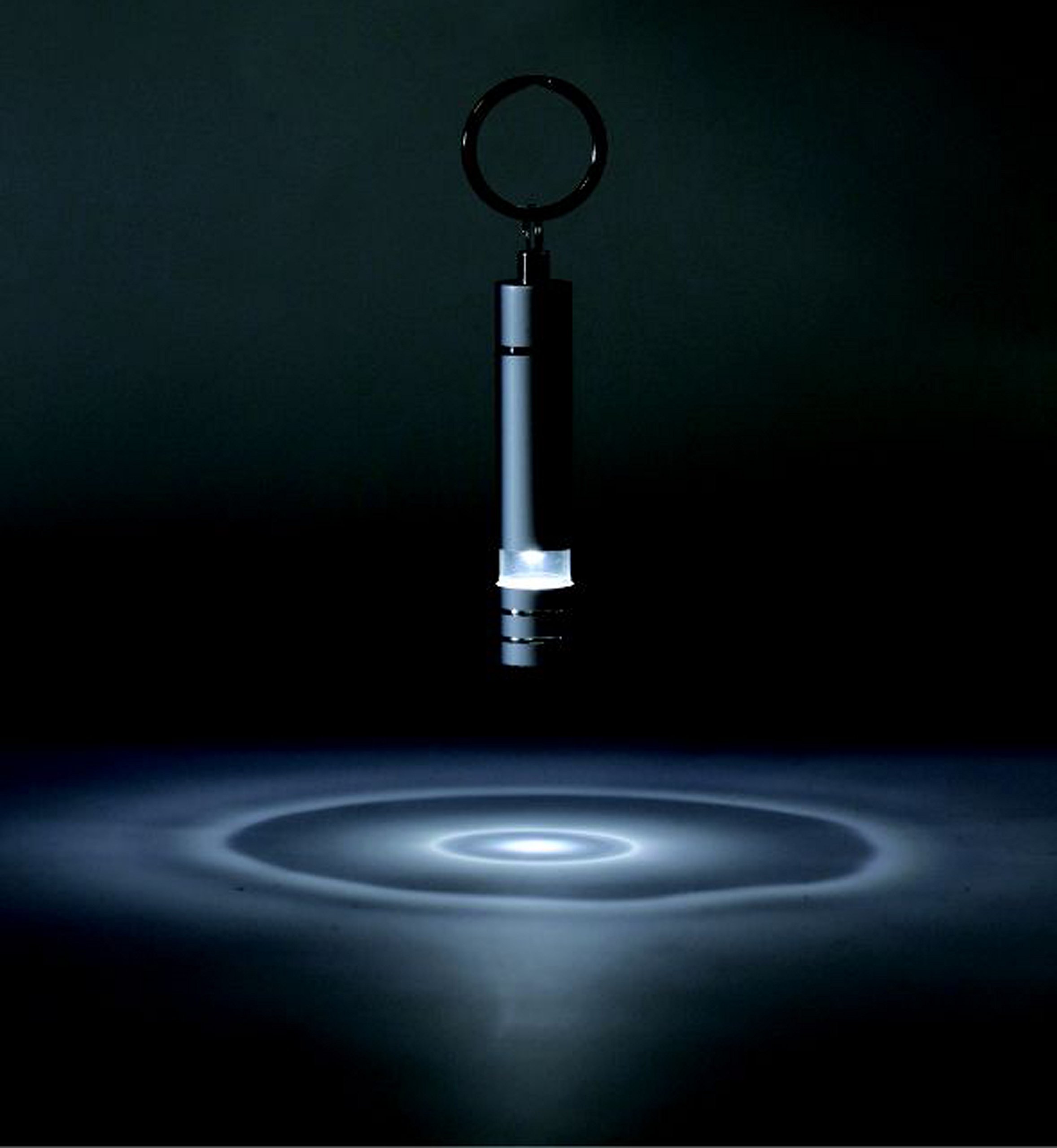 Amazon.co.jp: キーホルダー付き ミニ LED 懐中電灯 ストレッチ