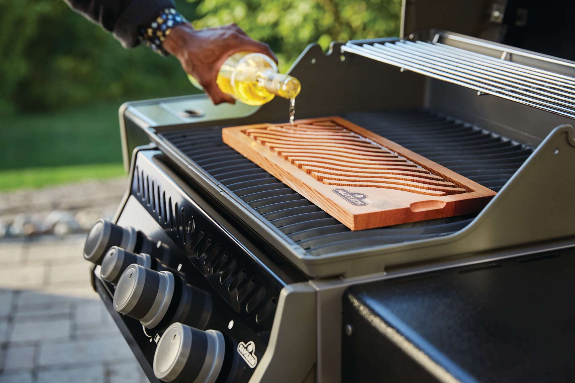 Napoleon Rogue 425 BBQ Grill, Black, Propane Gas R425SBPK1OB With